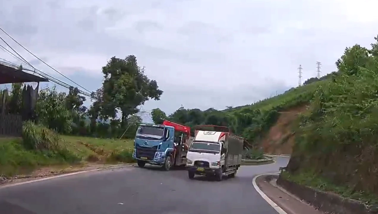 Xe tải vượt ẩu tại đoạn đường có biển báo cấm vượt ngày 5.9. Ảnh người dân cung cấp
