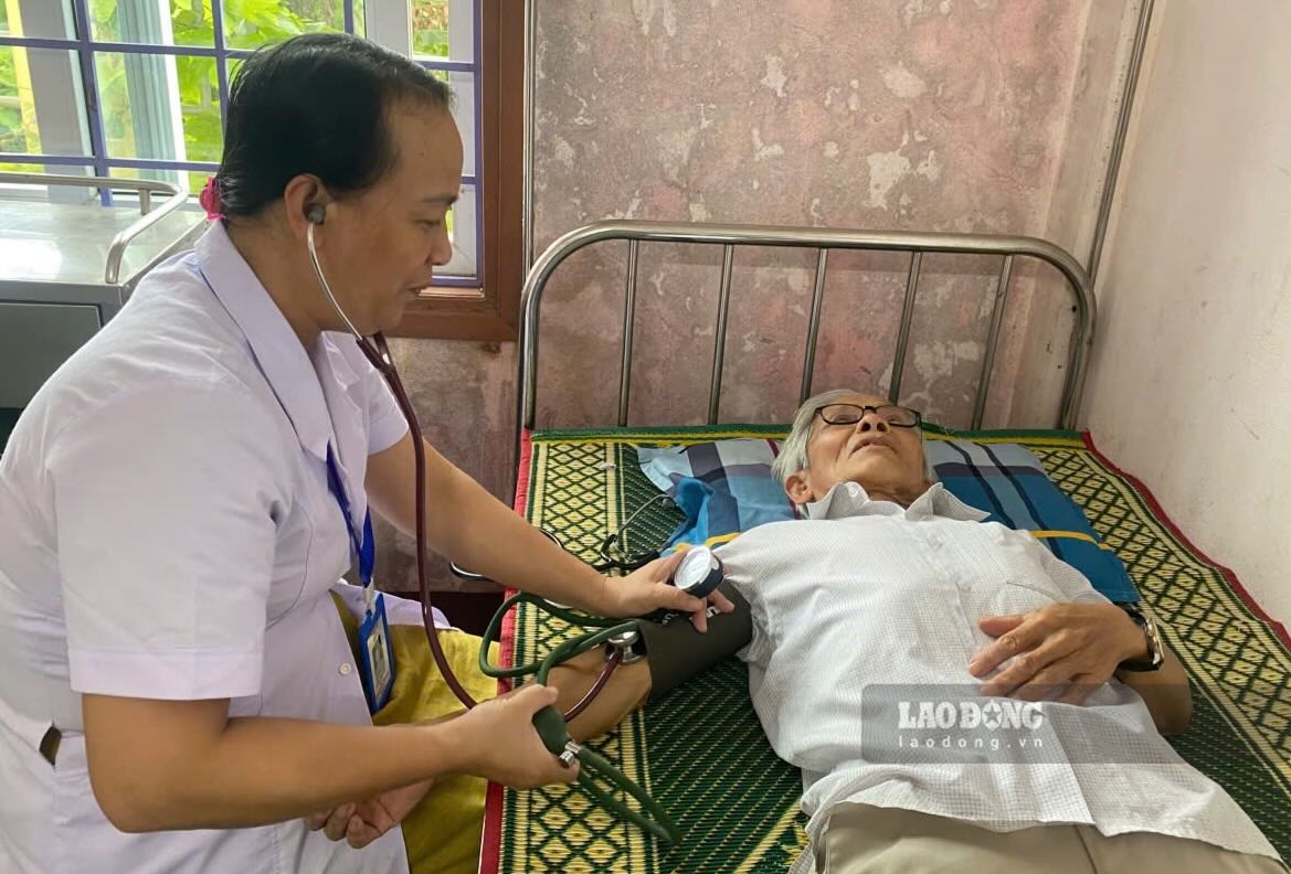 Doctors in Khe Sanh commune, Quang Tri province examine patients on the 10th. 9. Photo: Dinh Hiep.