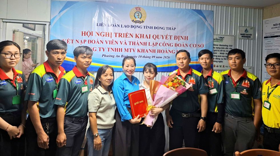 An Binh Ward Trade Union announces the decision of the Dong Thap Provincial Labor Federation on admitting union members and the decision to establish the grassroots trade union of Khanh Hoang Kiet Co., Ltd. Photo: My Hoa