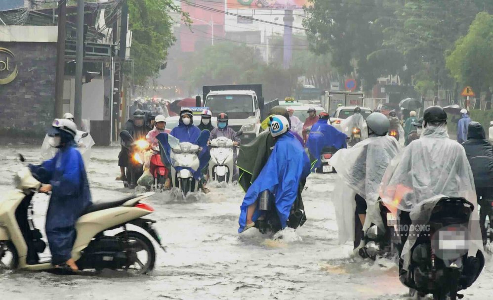Heavy rain in the Central region is forecast to last for the next few days. Photo: Nguyen Luan