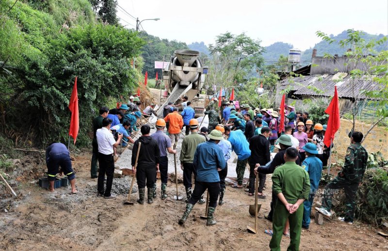 Người dân góp sức cùng Nhà nước hoàn thiện đường giao thông nông thôn. Ảnh: Đinh Đại (chụp tháng 9.2026)