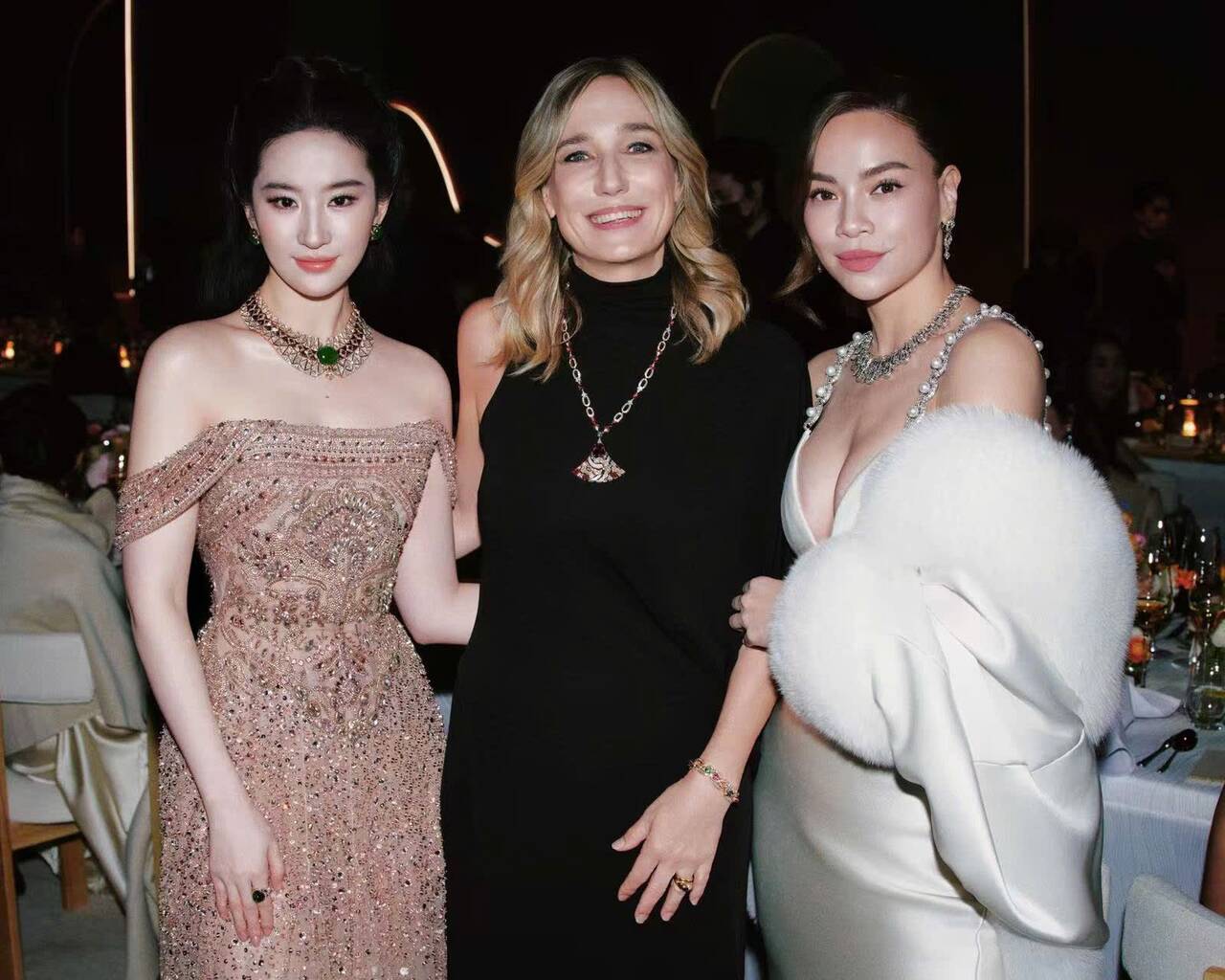 Ho Ngoc Ha takes a photo with Luu Diec Phi and Bvlgari CEO. Photo: Ho Ngoc Ha's crew provided