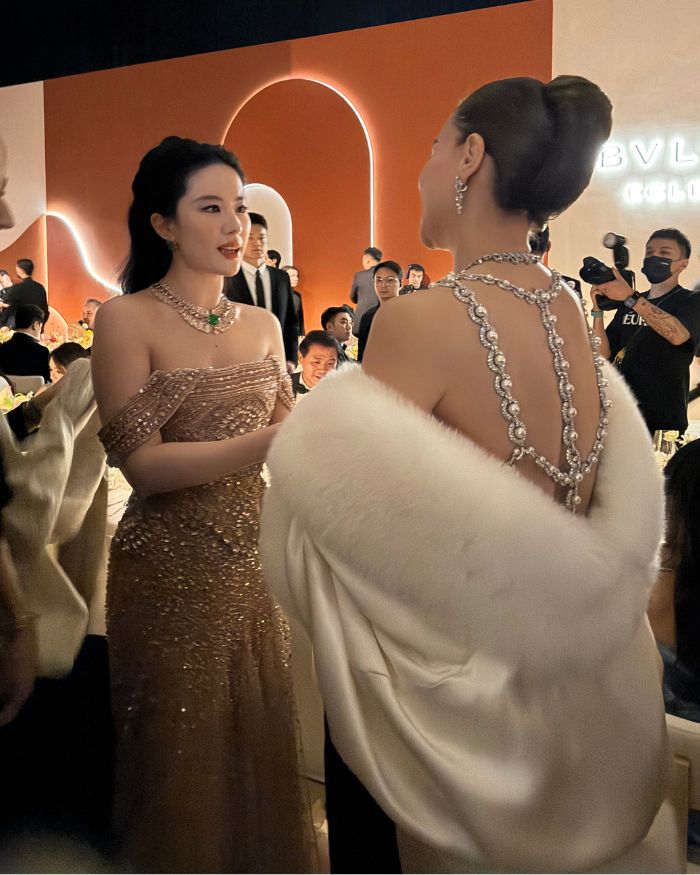 Lưu Diệc Phi và Hồ Ngọc Hà chào hỏi, trò chuyện tại bữa tiệc. Ảnh: Ê-kíp Hồ Ngọc Hà cung cấp