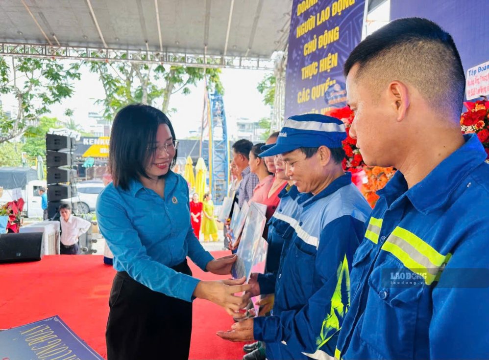 Ms. Phan Thi Thuy Linh - Chairwoman of Da Nang City Labor Federation presents Trade Union Warm Houses to union members at Workers' Month 2026. Photo: Tuong Minh