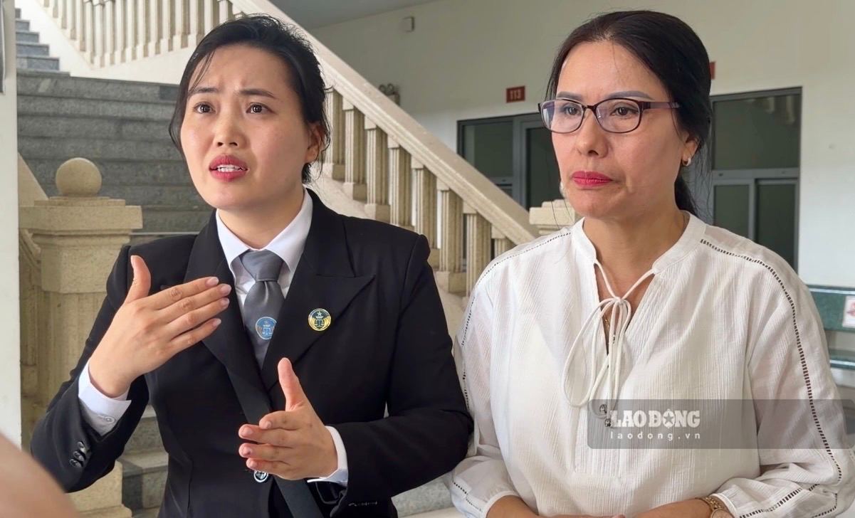 Luật sư Phùng Thị Huyền (bên trái) - một trong những luật sư bài chữa cho bà Nguyễn Thị Bình. Ảnh: Tường Vân.