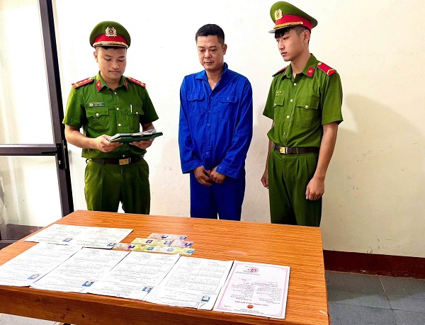 Đối tượng dùng bằng lái xe bị khởi tố tại cơ quan công an. Ảnh: Công an tỉnh Phú Thọ