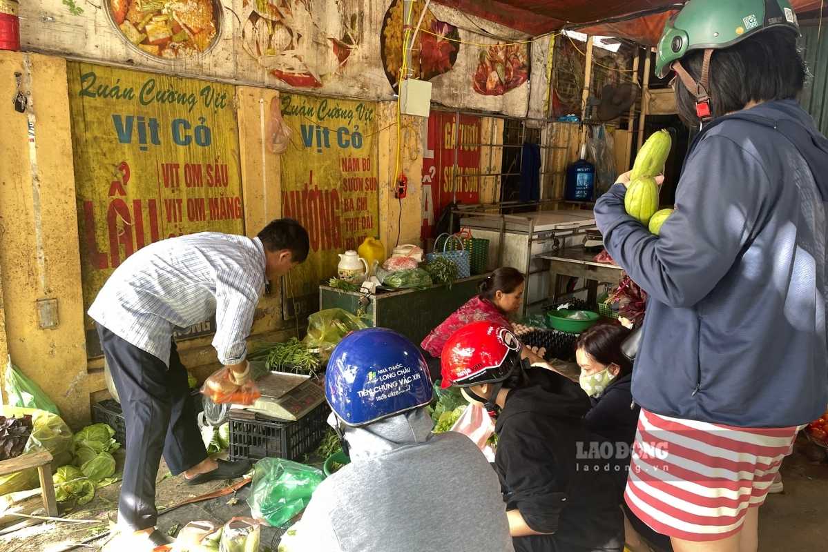 Vegetable prices in Hanoi triple, buyers consider spending issues. Photo: Thanh Binh