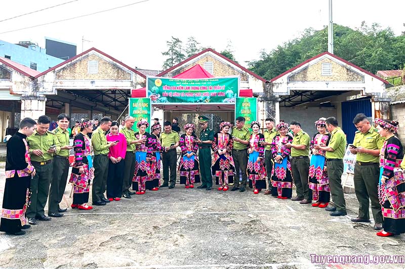 Lực lượng Kiểm lâm khu vực XVI hướng dẫn người dân ứng dụng nền tảng số, lan tỏa thông tin tuyên truyền “Tiếng loa Kiểm lâm” tại chợ Mỏ Phàng, xã Sơn Vĩ (Tuyên Quang). Ảnh: Cổng TTĐT tỉnh Tuyên Quang