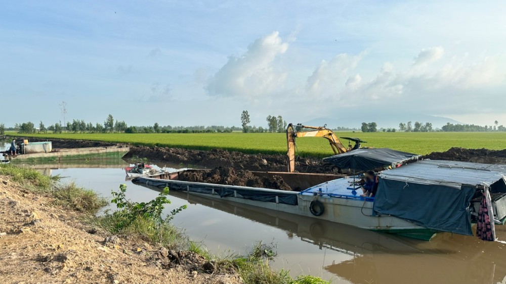 Tại thời điểm kiểm tra, các đối tượng không xuất trình được giấy phép khai thác khoáng sản của cơ quan có thẩm quyền. Ảnh: Ngọc Khuê/Công an An Giang