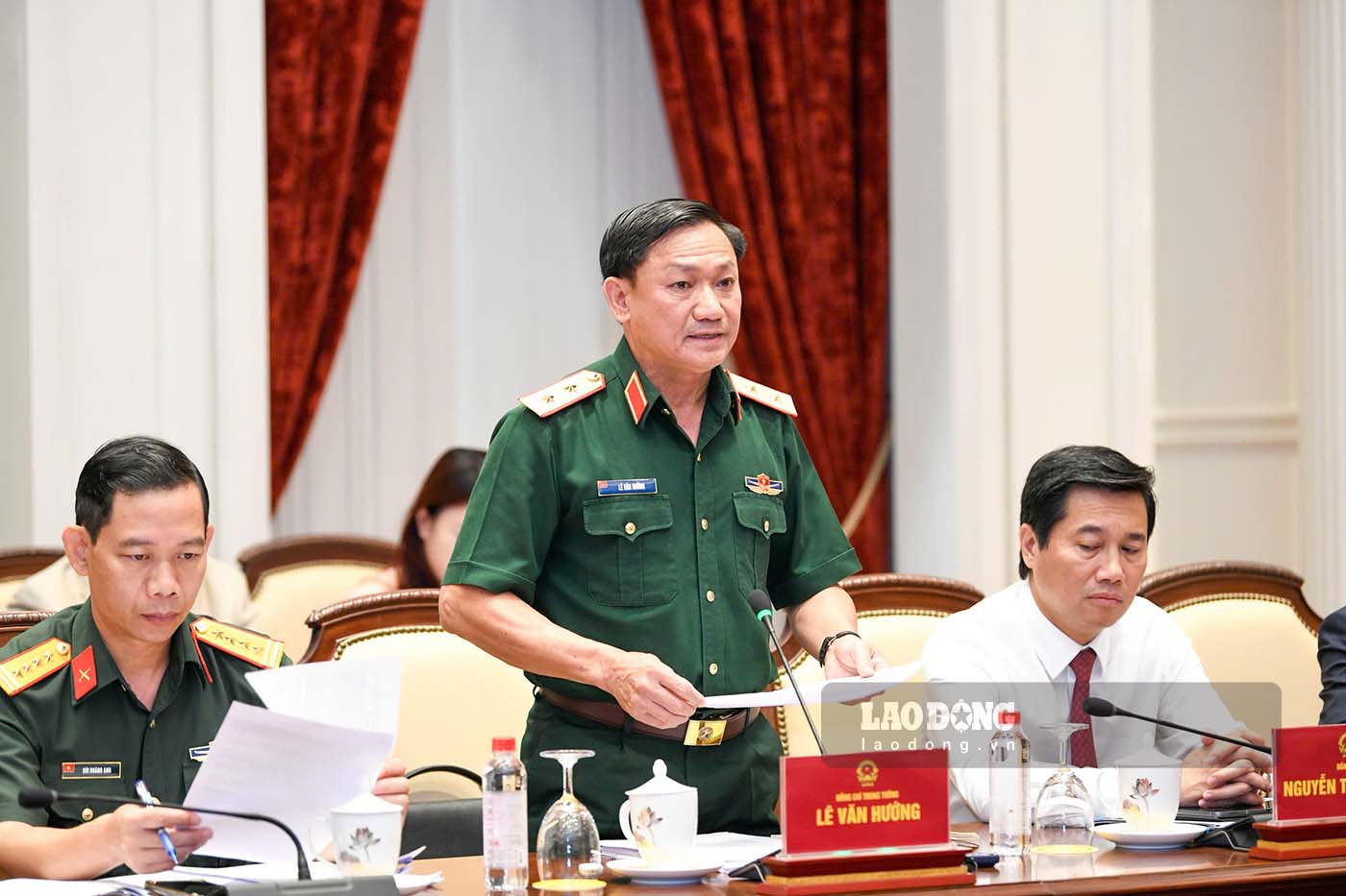 Lieutenant General Le Van Huong - Deputy Chief of the General Staff of the Vietnam People's Army - introduces new points of the Law amending and supplementing a number of articles of 9 laws on military and national defense, morning of September 10. Photo: Anh Huy.