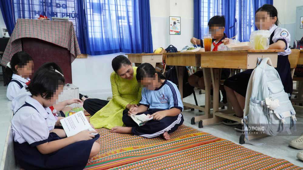 Students of Dang Tran Con Elementary School rest in class at noon at the beginning of the 2026-2027 school year, even though the school has not had time to organize semi-boarding on September 8th. Photo: Chan Phuc