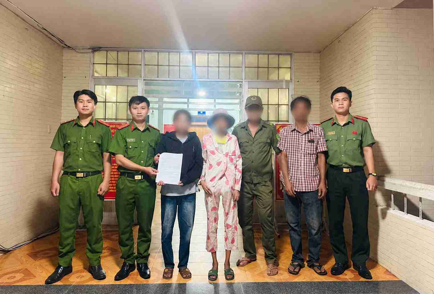 Les forces fonctionnelles de la province de Đắk Lắk ont retrouvé la femme perdue sur la route nationale 1A et l'ont ramenée à sa famille. Photo: Police de Sông Cầu (prise en septembre 2026)
