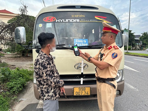Contrôle de l'alcoolémie du chauffeur d'autocar. Photo: Police de Phú Thọ publiée le 10 septembre