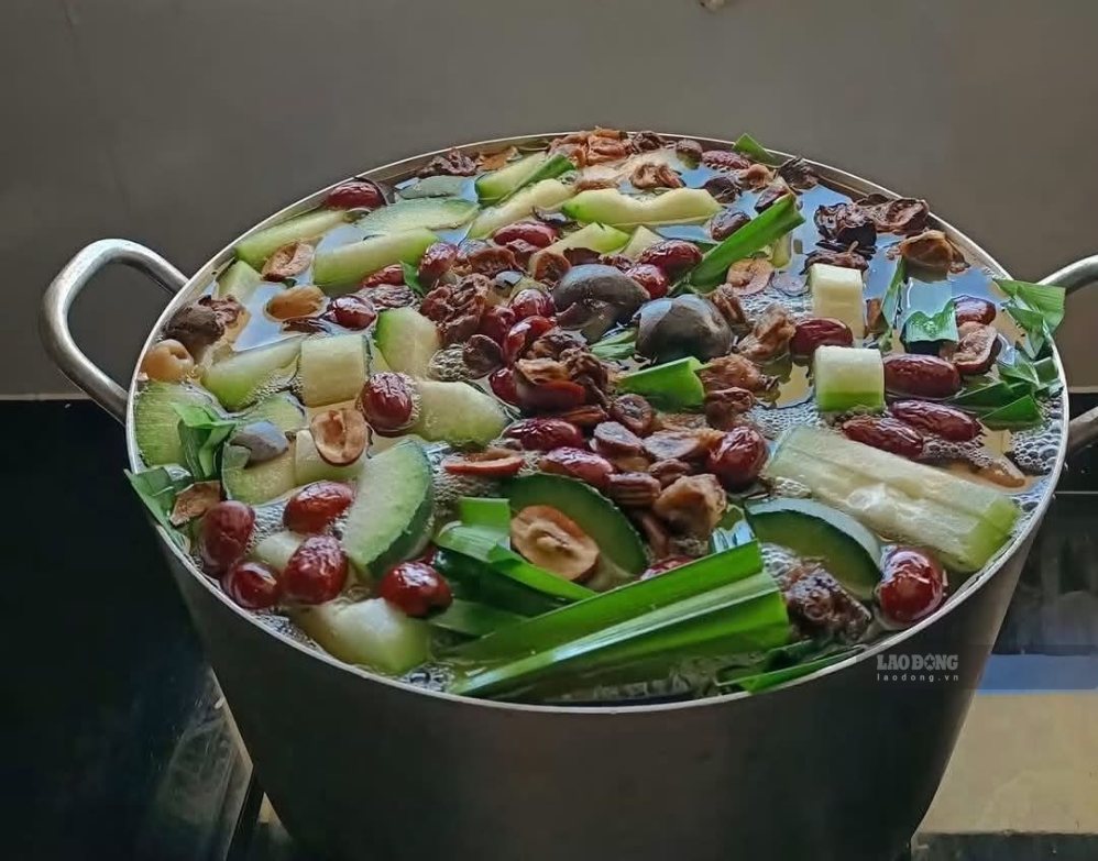 Reducing the amount of sugar when cooking winter melon tea helps the drink be more suitable for people who are controlling their weight. Photo: Quang Minh (taken 2026)