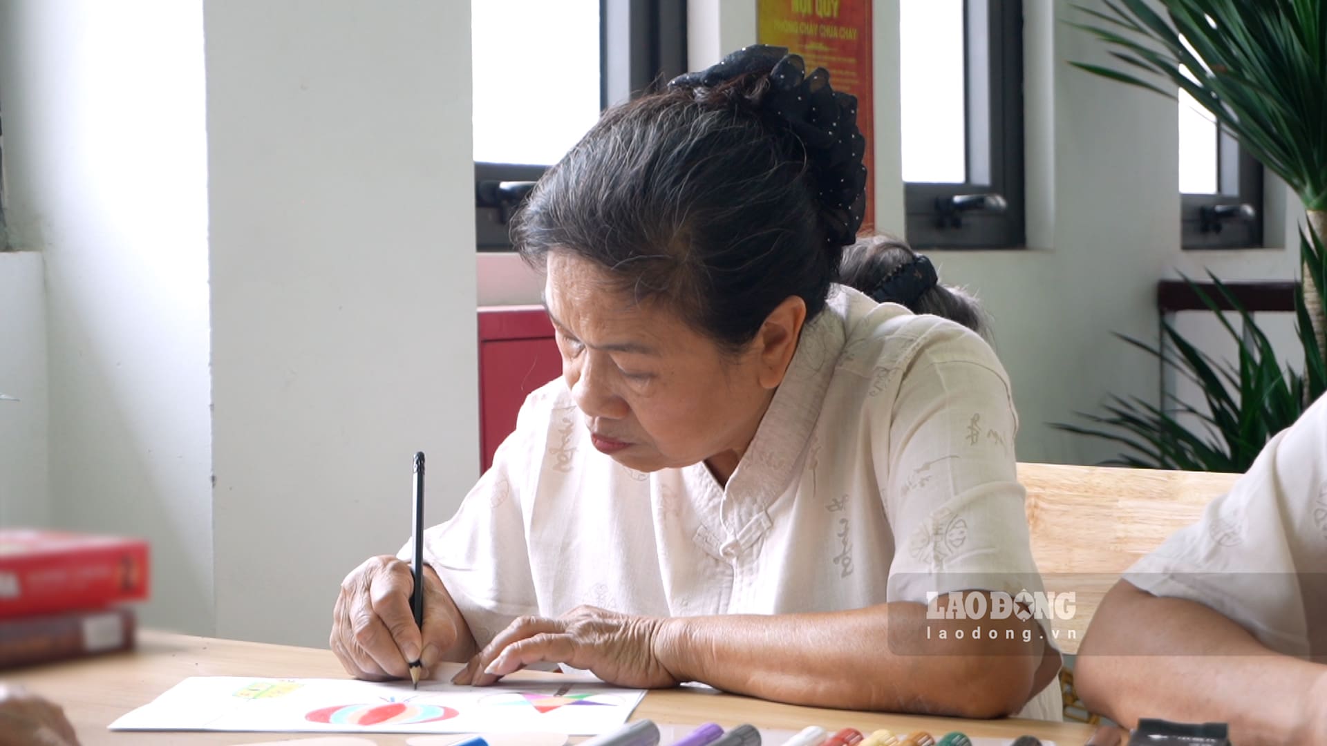 Bà Dương Thị Minh tham gia các hoạt động tại cơ sở chăm sóc ban ngày (ảnh chụp ngày 7.9.2026). Ảnh: Huyền Anh