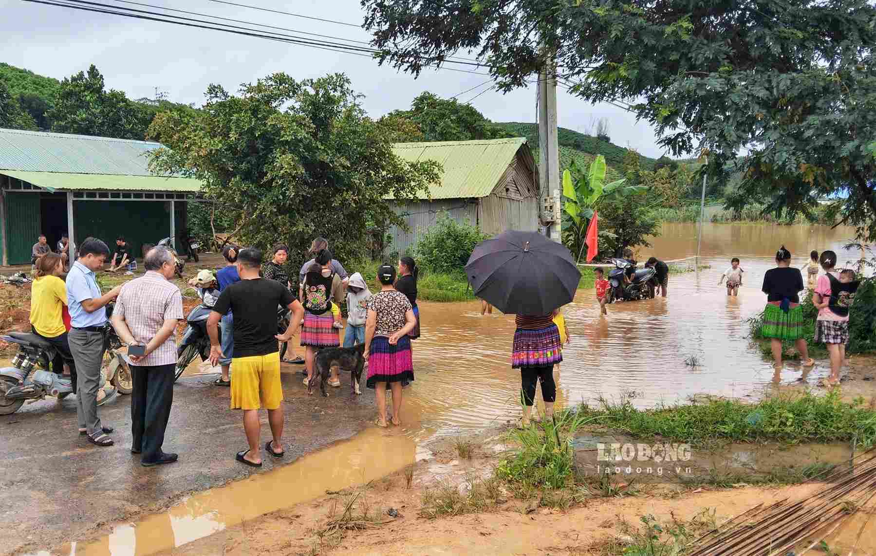 Đường ngập, buộc xã Tà Đùng phải cho học sinh tạm nghỉ học. Ảnh chụp sáng 10.9 (Ảnh: Phúc Khánh) 