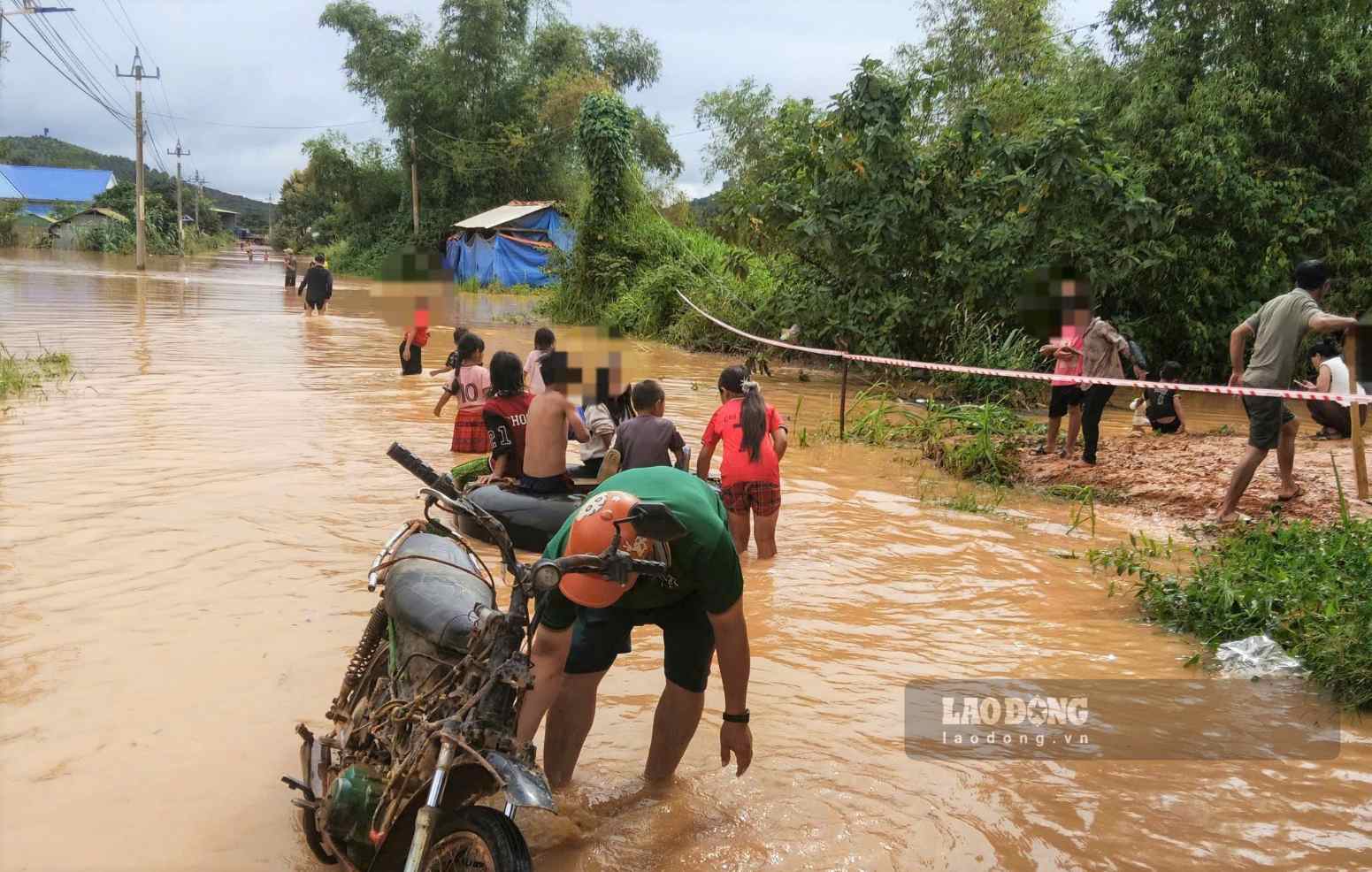 Le 10 septembre, en raison des inondations, la commune de Tà Đùng a temporairement donné congé aux élèves pour assurer la sécurité. (Photo: Phúc Khánh)
