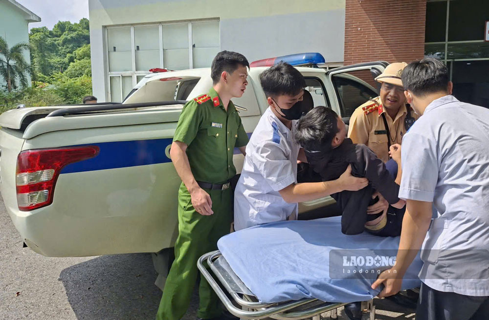 Utilisation d'un véhicule spécialisé pour transporter les victimes aux urgences. Photo: Police de la circulation de Lào Cai