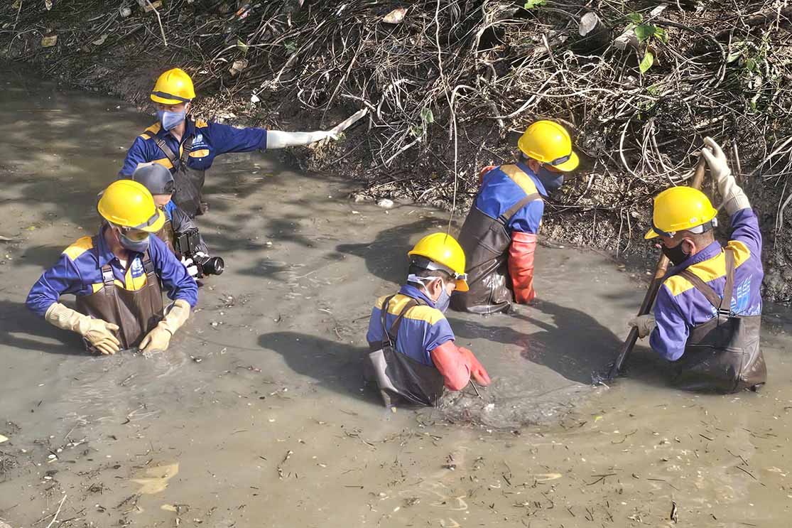 Công nhân thoát nước tiến hành nạo vét mương, khơi thông dòng chảy. Ảnh: Công ty TNHH Một thành viên Thoát nước Hà Nội
