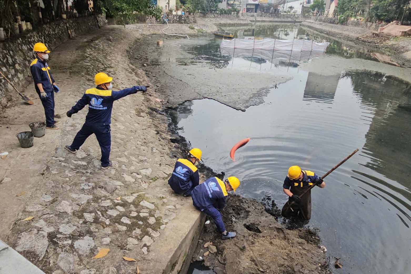 L'entreprise de drainage n° 3 drague le lac Tân Mai. Photo: Société à responsabilité limitée à membre unique de drainage de Hanoï