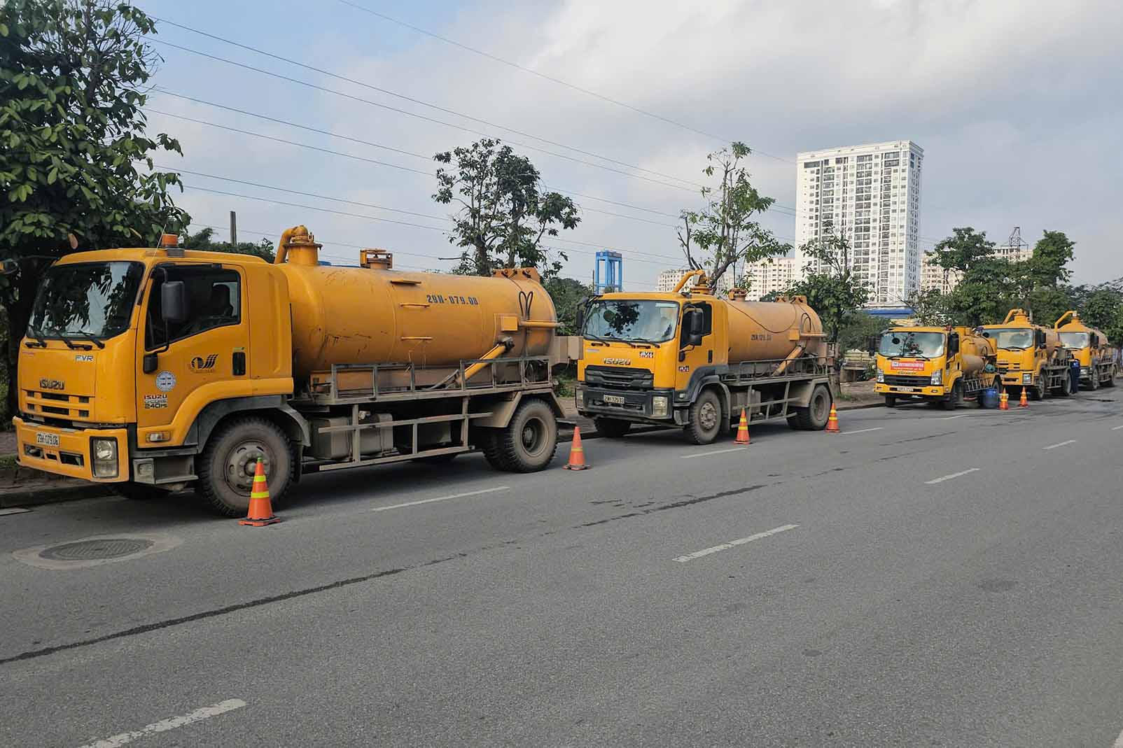 Dàn xe cơ giới Xí nghiệp Thi công Cơ giới Xây lắp ứng trực tại hiện trường. Ảnh: Công ty TNHH Một thành viên Thoát nước Hà Nội