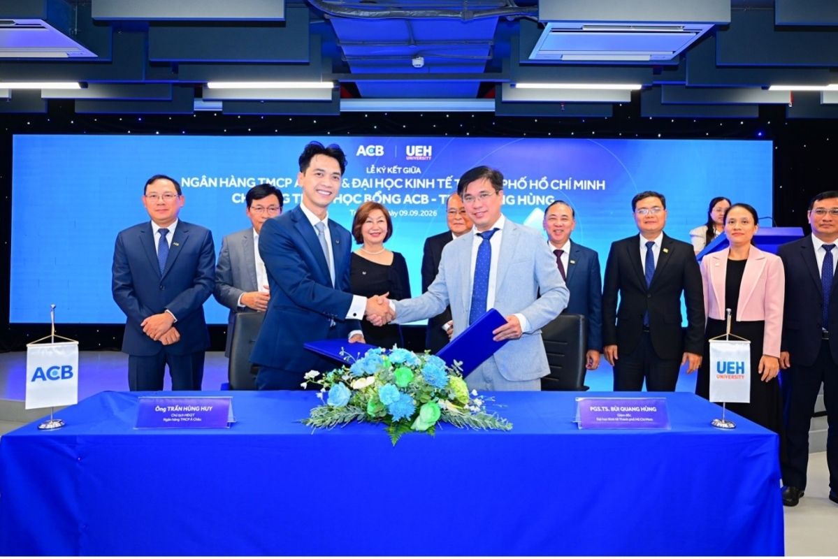 Asia Commercial Joint Stock Bank (ACB) and Ho Chi Minh City University of Economics (UEH) officially signed a cooperation agreement to implement the ACB Scholarship Program - Tran Mong Hung. Photo: ACB