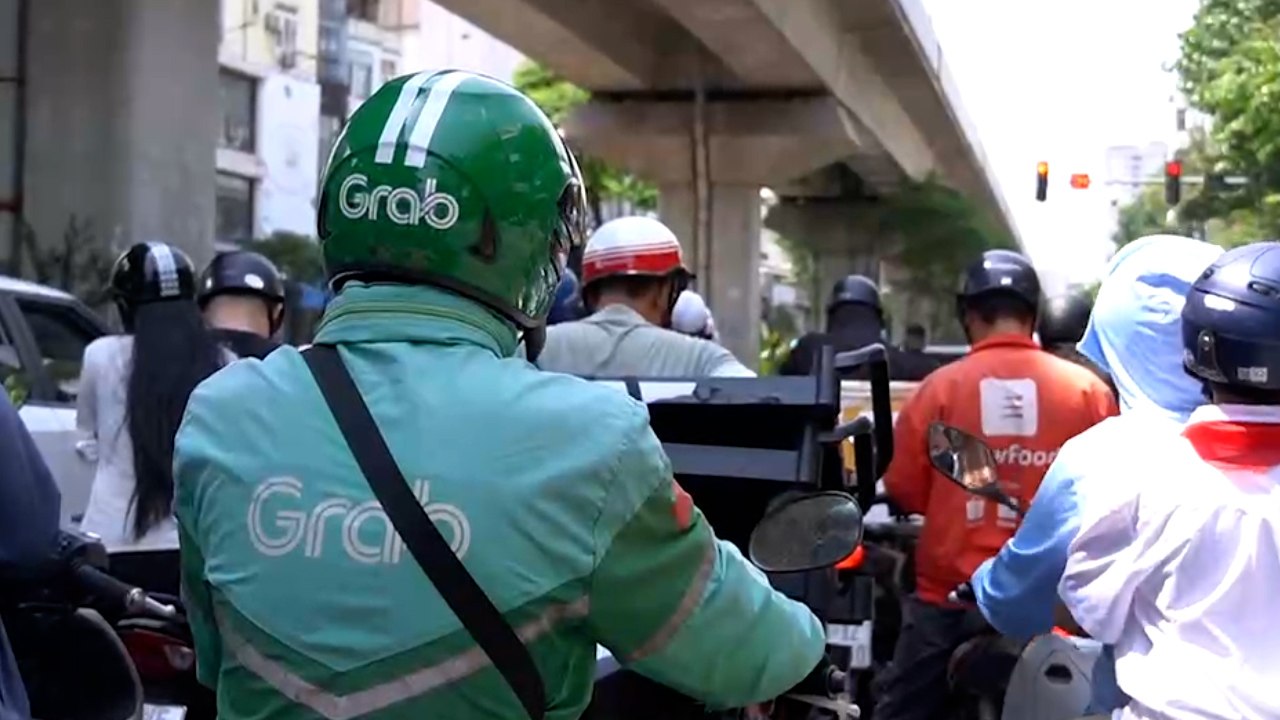 Grab drivers call for turning off apps, concerned about fees on each trip