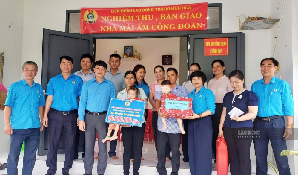 Leaders of the Khanh Hoa Provincial Labor Federation celebrate with the family of union member Nguyen Thi Nhu (Xuan Hai commune) on the new house handover day (photo taken on August 26, 2026). Photo: Phuong Linh