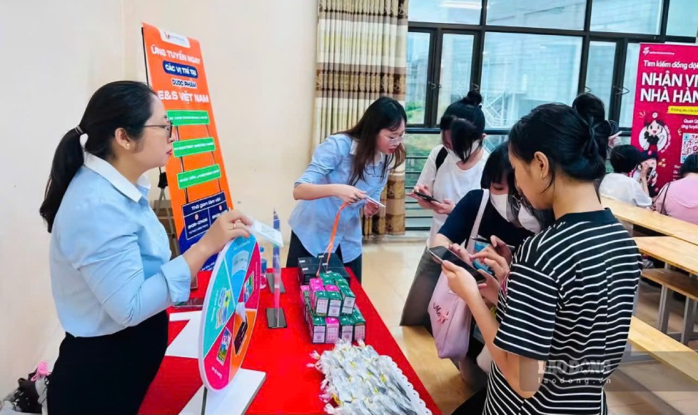 According to the Hanoi Employment Service Center, in August 2026, 48.6% of job seekers in Hanoi wanted a salary of 10-20 million VND. In the photo, workers participating in the job transaction session on June 30 in Hanoi. Photo: Quynh Chi