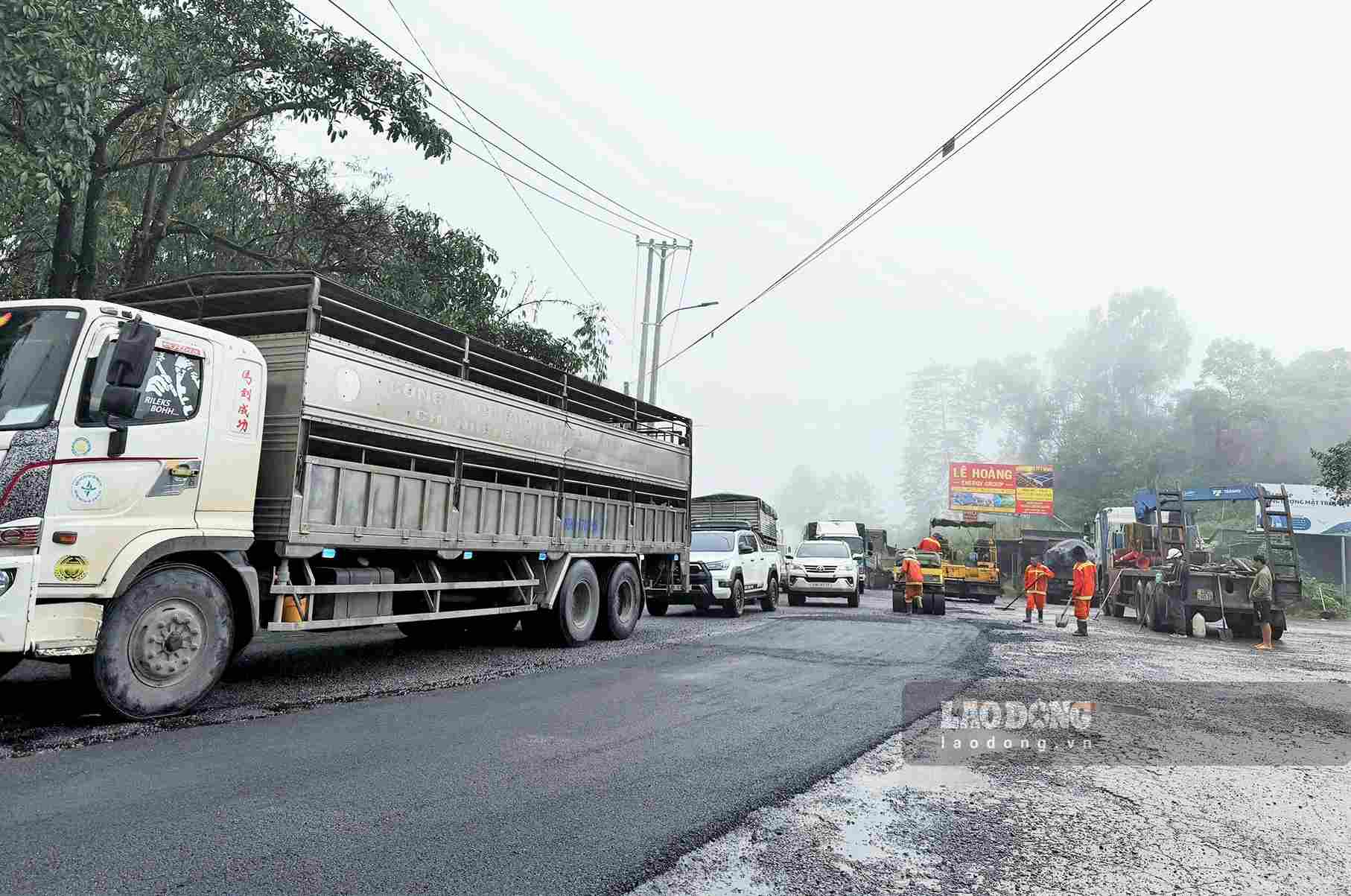 Đơn vị thi công tiến hành thảm nhựa đoạn đường hư hỏng, xuống cấp trên đèo Bảo Lộc. Ảnh chụp vào sáng 10.9 (Ảnh: Phúc Khánh) 