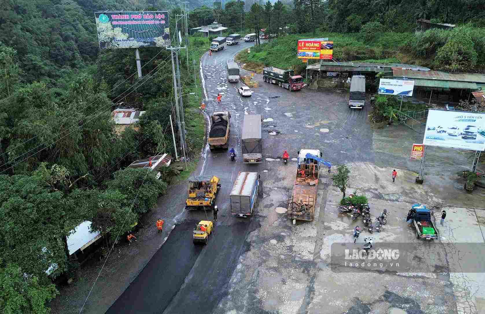 Đoạn đường với hàng trăm ổ gà, ổ trâu được thảm nhựa bảo đảm an toàn cho người, phương tiện lưu thông qua lại an toàn trên đèo Bảo Lộc. Ảnh chụp sáng 10.9 (Ảnh: Phúc Khánh) 