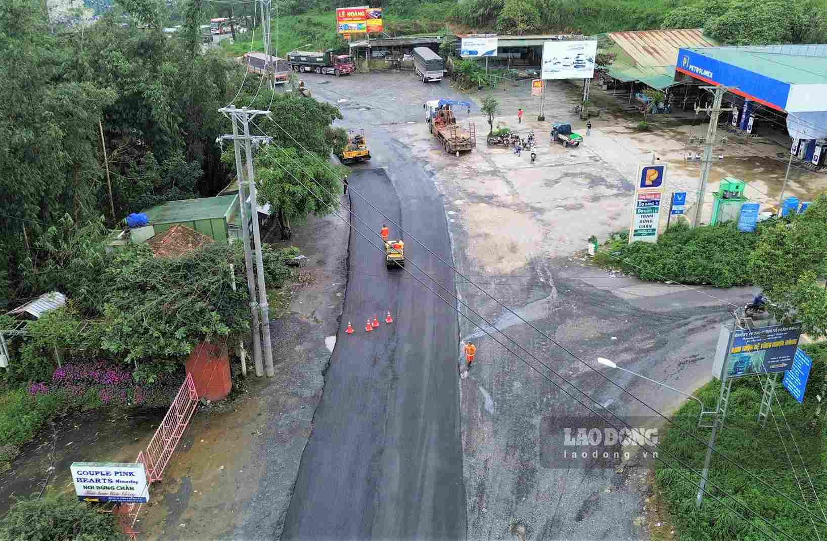 El tramo de carretera dañado y deteriorado ha sido asfaltado. Foto tomada en la mañana del 10 de septiembre (Foto: Phuc Khanh)