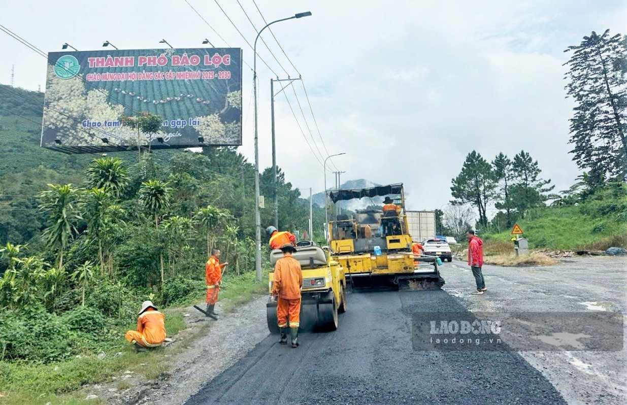 Công nhân thi công thảm nhựa đoạn đường bị hư hỏng trên đèo Bảo Lộc. Ảnh chụp sáng 10.9 (Ảnh: Phúc Khánh) 