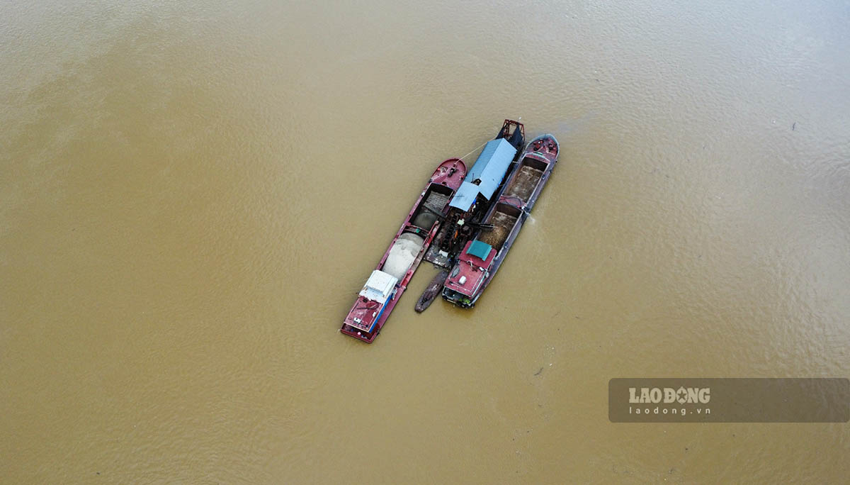 Some businesses operating in the mineral sector in Tuyen Quang are identified as having tax debts that need to be recovered. Photo: Viet Bac (sand and gravel mining activities on the Lo River, Tuyen Quang in August 2026).