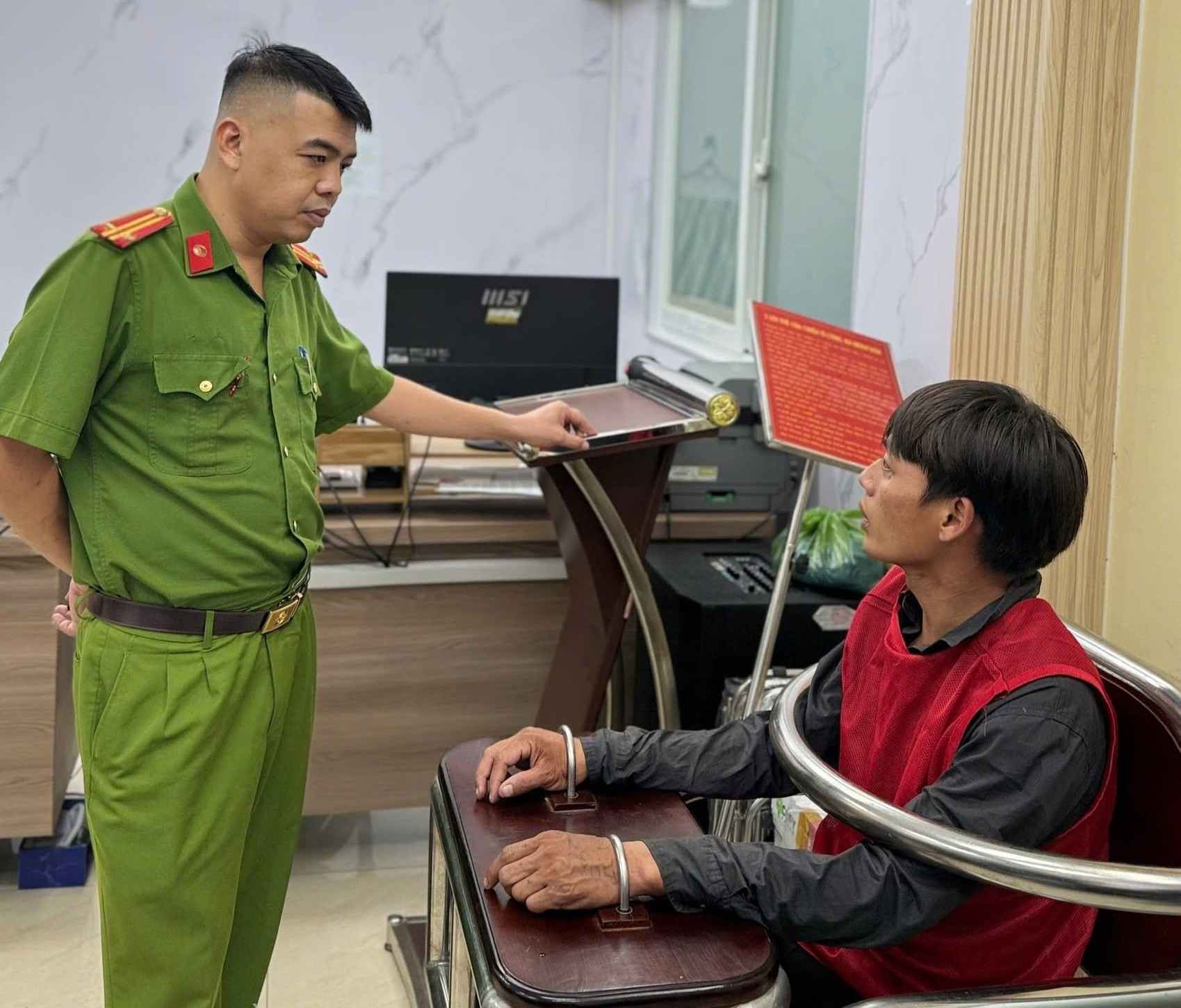 Đối tượng Nguyễn Văn Tuấn bị bắt giữ. Ảnh: Công an phường Bến Thành