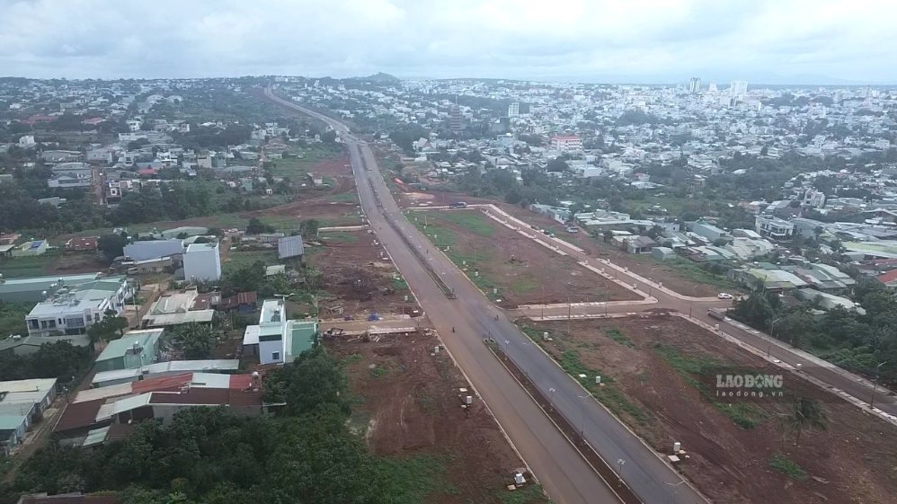 After the passenger car overturning accident, Nguyen Van Linh road, the eastern economic corridor road was closed due to incompletion and handover. Photo: Thanh Tuan