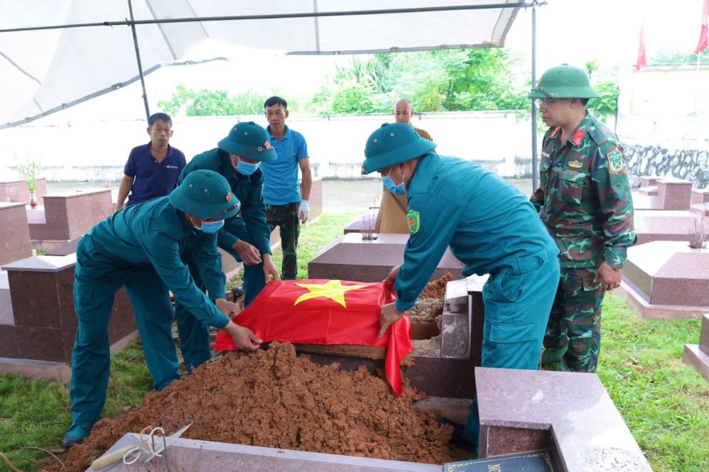Taking remains samples at Huong Thuong Martyrs' Cemetery on September 10th. Photo: Thai Nguyen Provincial Electronic Information Portal