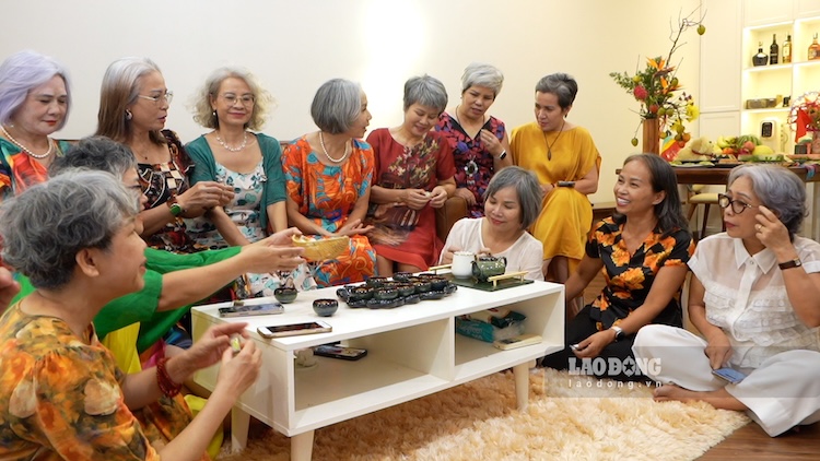Gray hair becomes a connecting point for women to choose