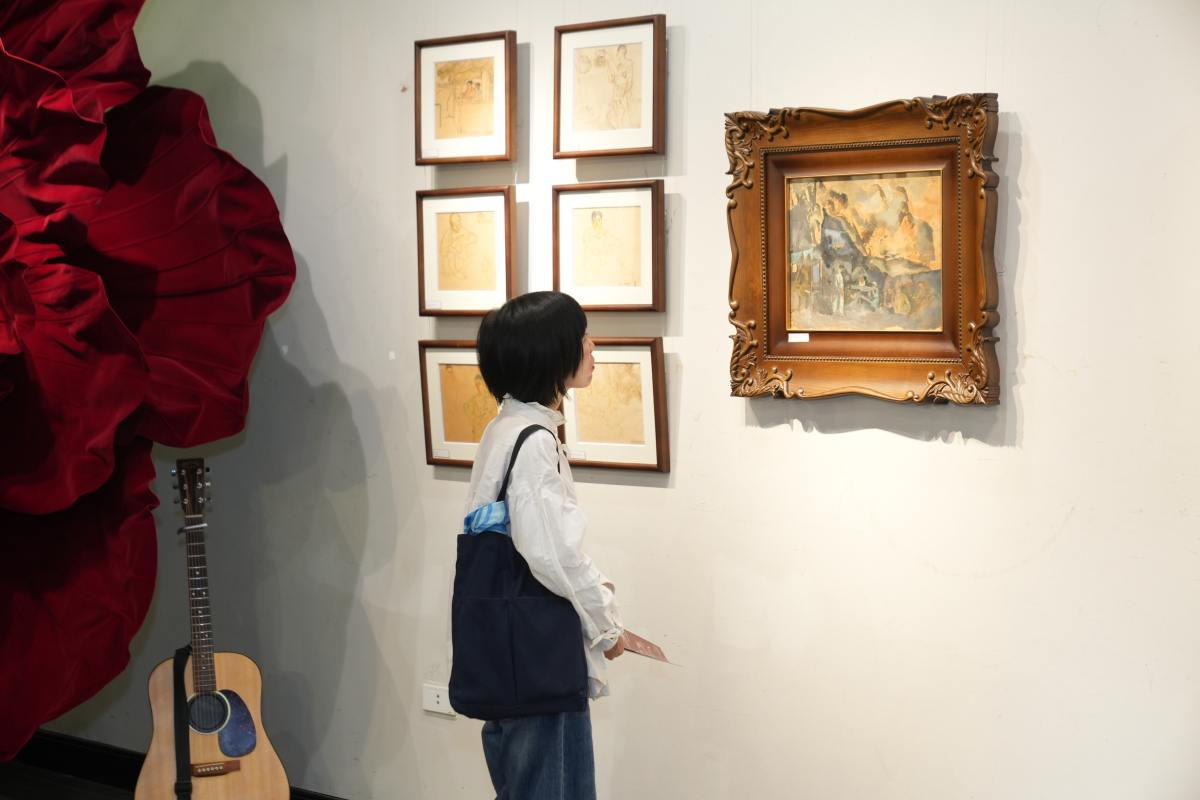 Triển lãm thu hút đông đảo người yêu hội họa đến tham quan, chiêm ngưỡng. Ảnh: Ban Tổ chức