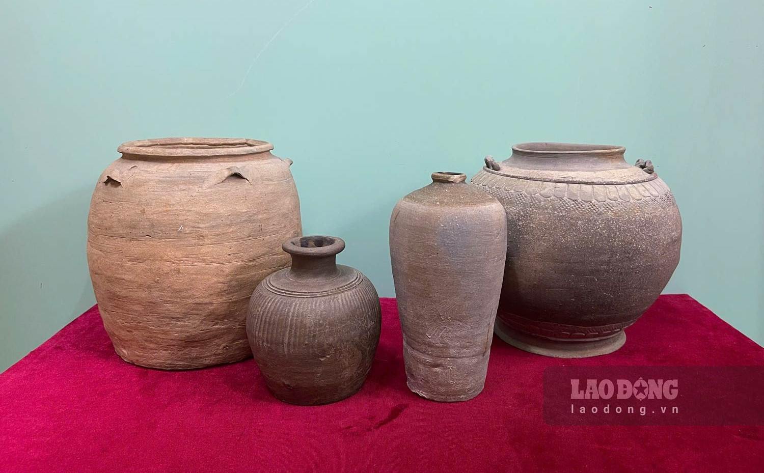 Ancient ceramic vases donated to Quang Ninh Museum on the morning of September 10, 2026. Photo: Nguyen Hung