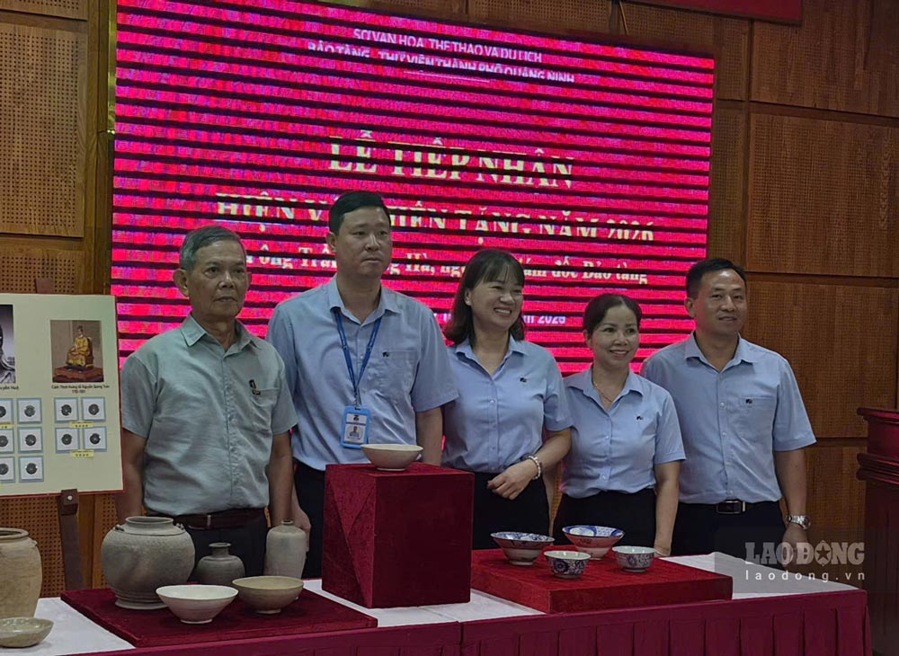 Ông Trần Trọng Hà (đứng ngoài cùng, bên trái) hiến tặng nhiều cổ vật cho Bảo tàng Quảng Ninh. Ảnh: Nguyễn Hùng