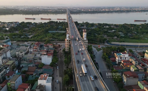 Hanoi bans trucks and passenger cars from crossing Thang Long bridge for construction. Photo: Huu Chanh taken on September 1, 2026