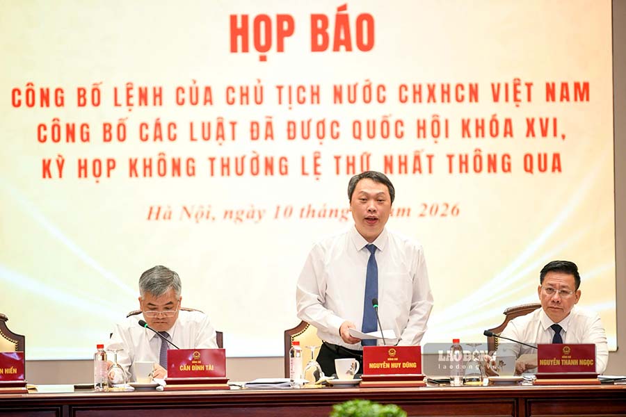 Según el miembro suplente del Comité Central del Partido, Viceministro de Cultura, Deportes y Turismo Nguyễn Huy Dũng, las personas que utilizan la IA siguen siendo responsables del contenido y los derechos de autor. Foto: Anh Huy (tomada el 10 de septiembre)