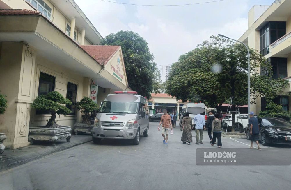 At Thanh Hoa Provincial General Hospital, there are many white ambulances entering and leaving every day, picking up and dropping off patients. Photo: Quach Du (taken on September 9, 2026)