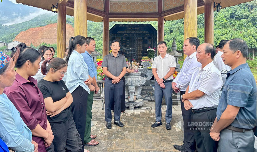 Local authorities encourage and share with families to overcome the pain. Photo: Bao Yen