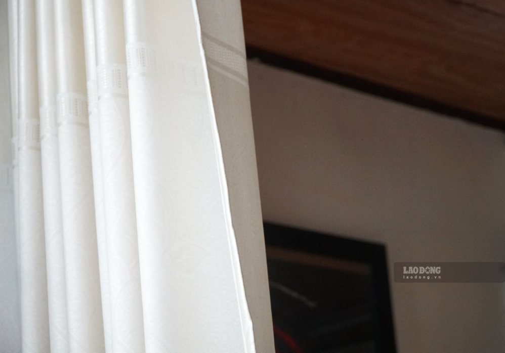 Replacing light curtains helps the bedroom always receive all natural light and ventilation. Photo: Thanh Thanh