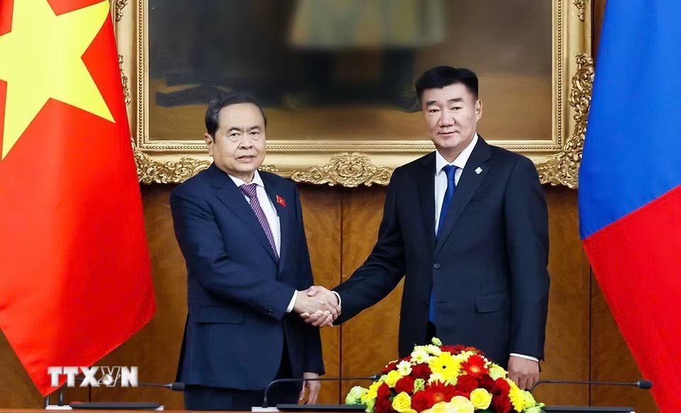 Politburo Member, National Assembly Chairman Tran Thanh Man and Mongolian Parliament Speaker Sandag Byambatsogt take a group photo. Photo: Doan Tan/VNA