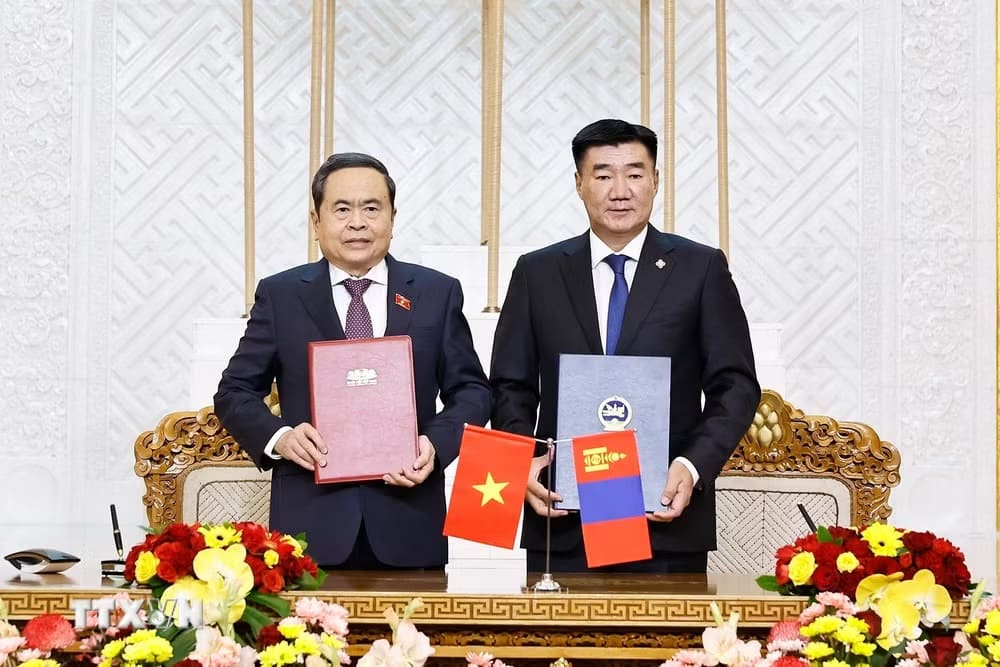 Ủy viên Bộ Chính trị, Chủ tịch Quốc hội Trần Thanh Mẫn và Chủ tịch Quốc hội Mông Cổ Sandag Byambatsogt ký kết Bản ghi nhớ hợp tác giữa Quốc hội Việt Nam và Quốc hội Mông Cổ. Ảnh: Doãn Tấn/TTXVN
