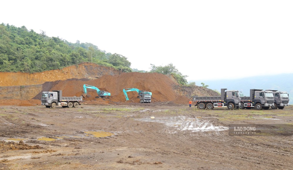 Máy xúc vận chuyển quặng tại khu vực chế biến của Mỏ sắt Quý Xa.