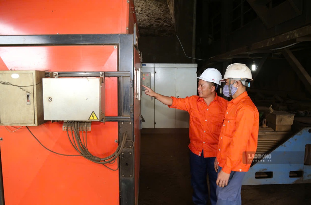 Mỏ sắt hoạt động tạo thêm việc làm và nguồn thu cho địa phương. Ảnh: Viết Vinh